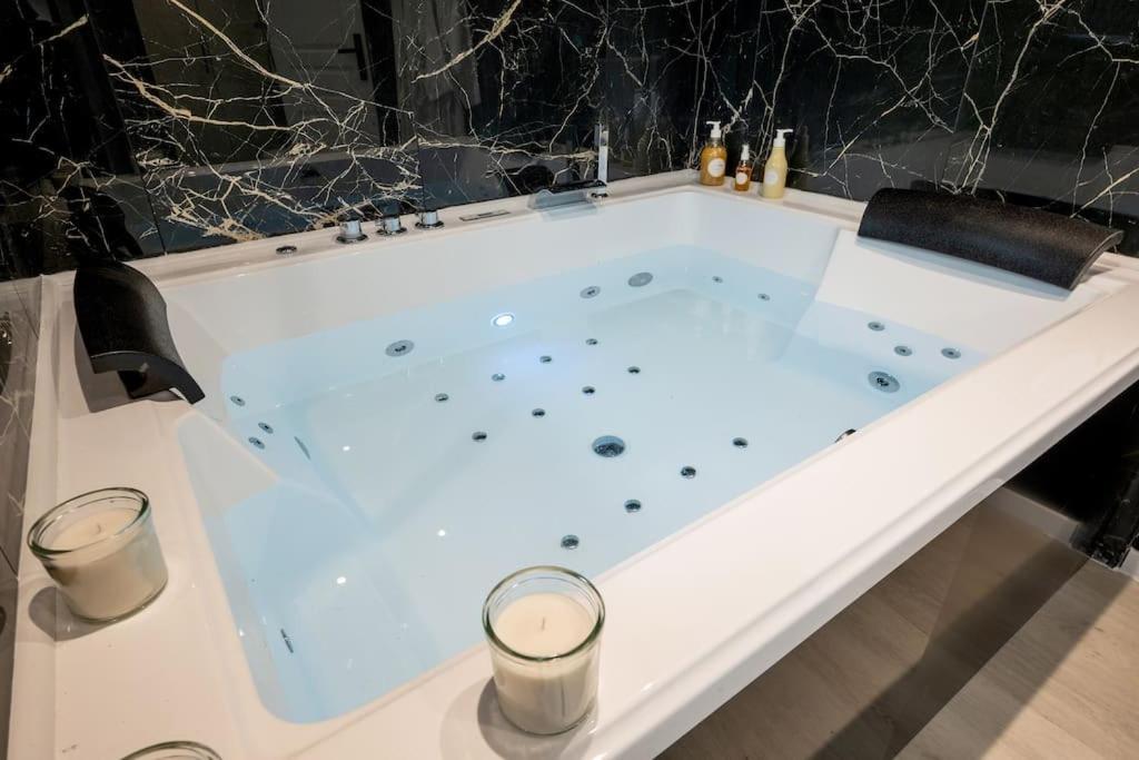 * Love Room Jacuzzi * Aubie-et-Espessas Eksteriør billede