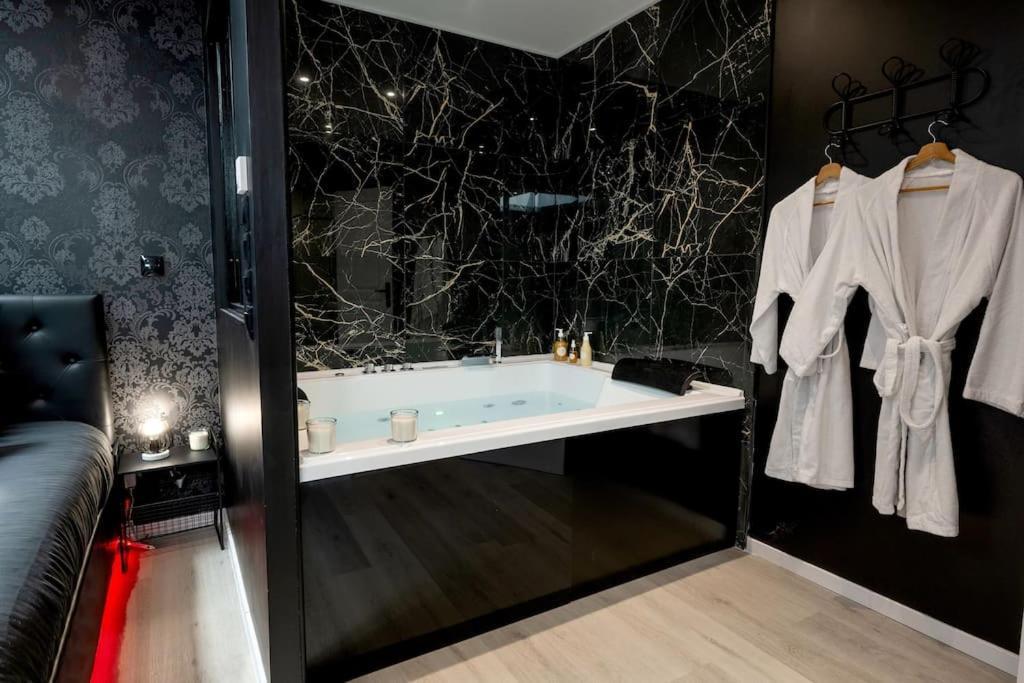 * Love Room Jacuzzi * Aubie-et-Espessas Eksteriør billede